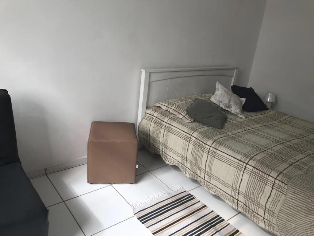 - une chambre avec un lit avec une boîte brune au sol dans l'établissement Studio Copacabana, à Rio de Janeiro