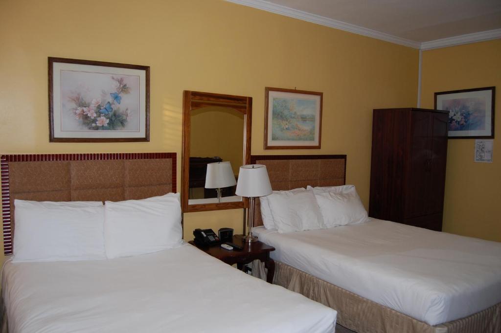 Postel nebo postele na pokoji v ubytování The Baron Hotel