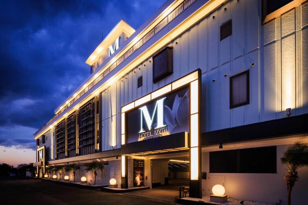 ein großes Gebäude mit dem Schild daran bei Nacht in der Unterkunft HOTEL MYTH M -ホテル マイス エム- Adult Only in Sennan