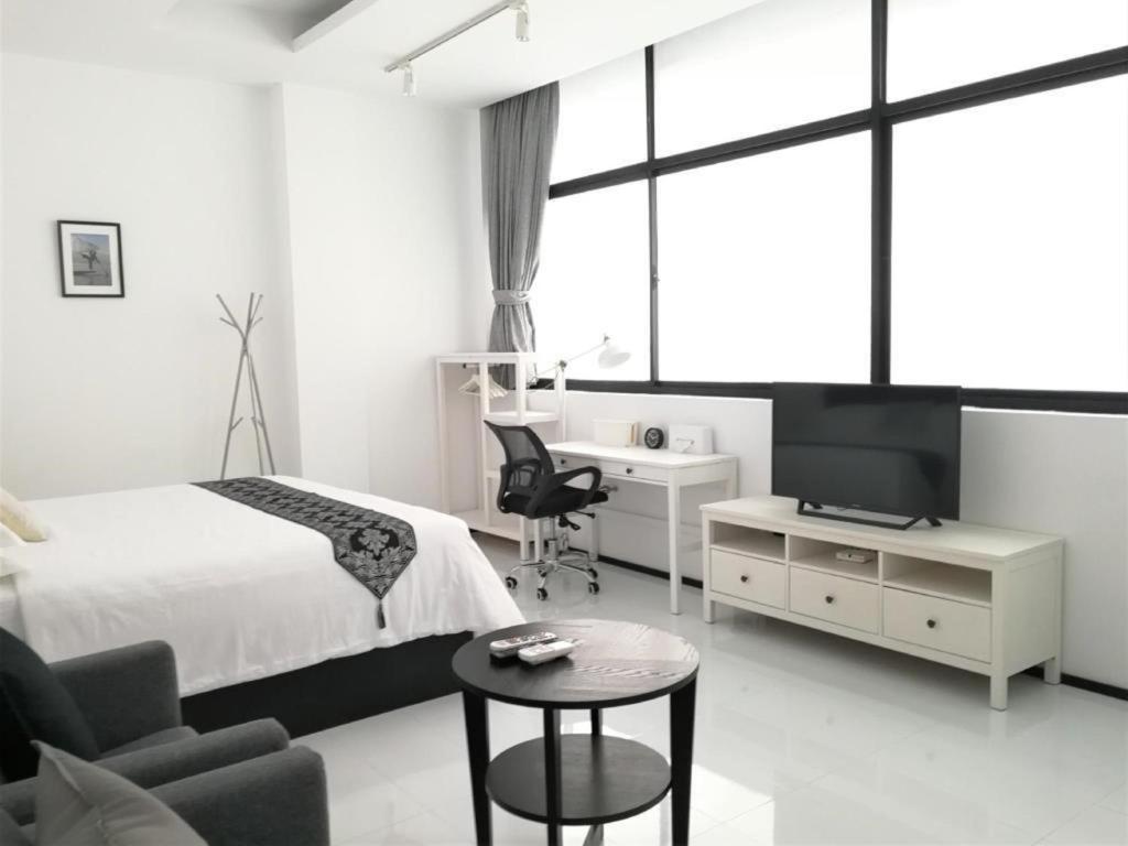 TV a/nebo společenská místnost v ubytování YAMA HOTEL & ROOFTOP BAR