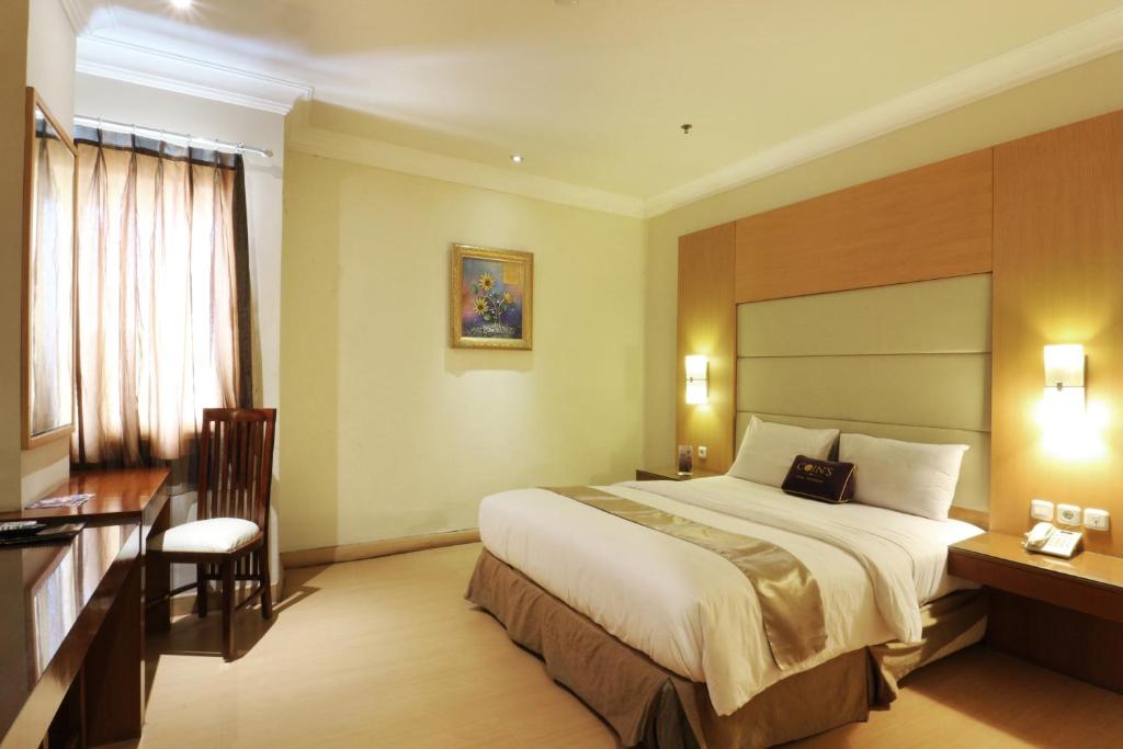 Postel nebo postele na pokoji v ubytování Coins Hotel Jakarta