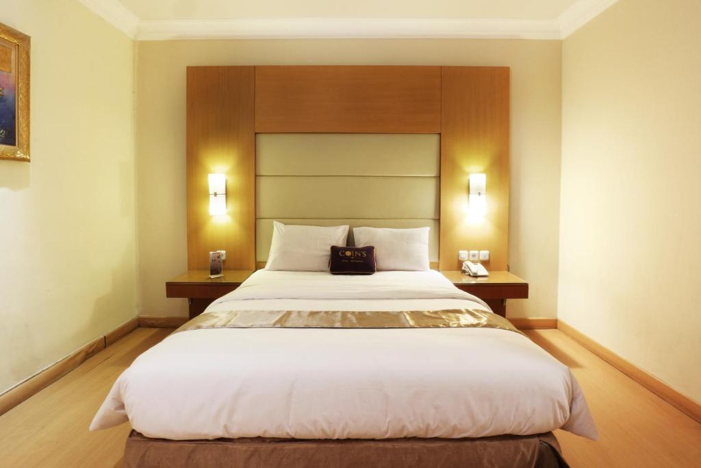 Postel nebo postele na pokoji v ubytování Coins Hotel Jakarta
