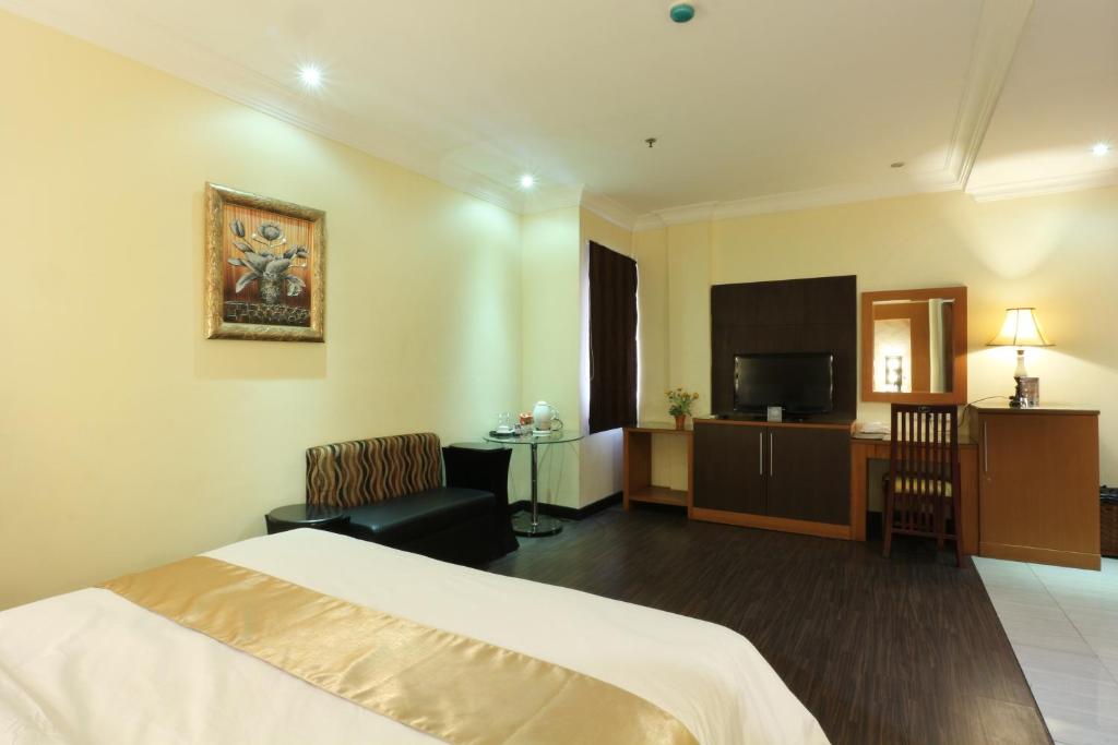 Postel nebo postele na pokoji v ubytování Coins Hotel Jakarta