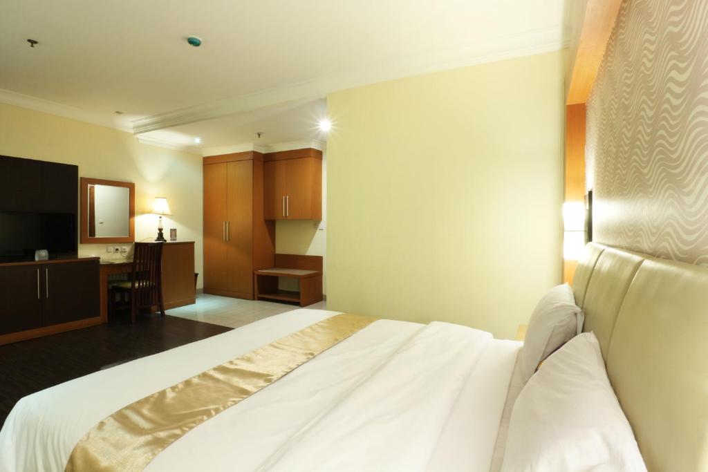 Postel nebo postele na pokoji v ubytování Coins Hotel Jakarta