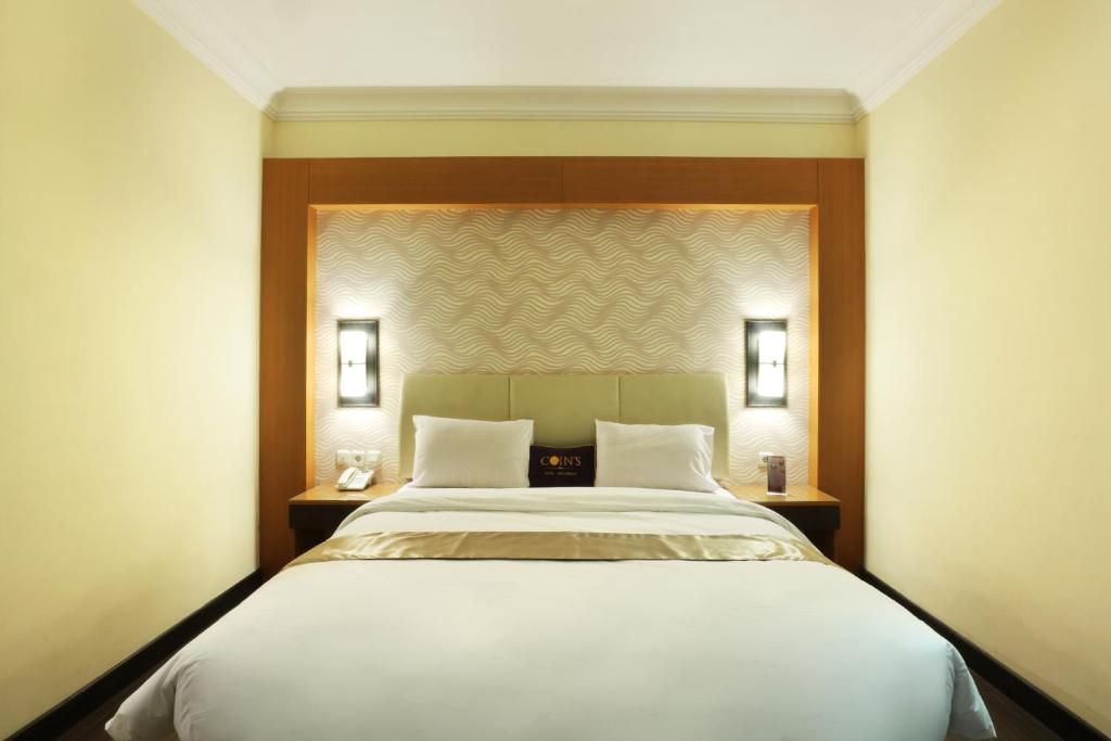 Postel nebo postele na pokoji v ubytování Coins Hotel Jakarta