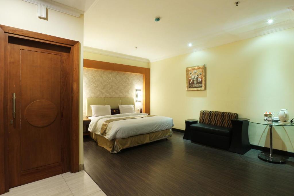 Postel nebo postele na pokoji v ubytování Coins Hotel Jakarta