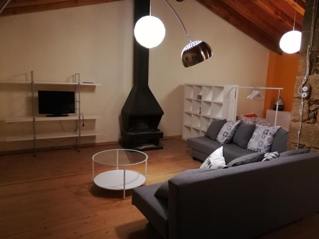 sala de estar con sofá y chimenea en CA L'AVIADOR, en Sarroca de Lérida