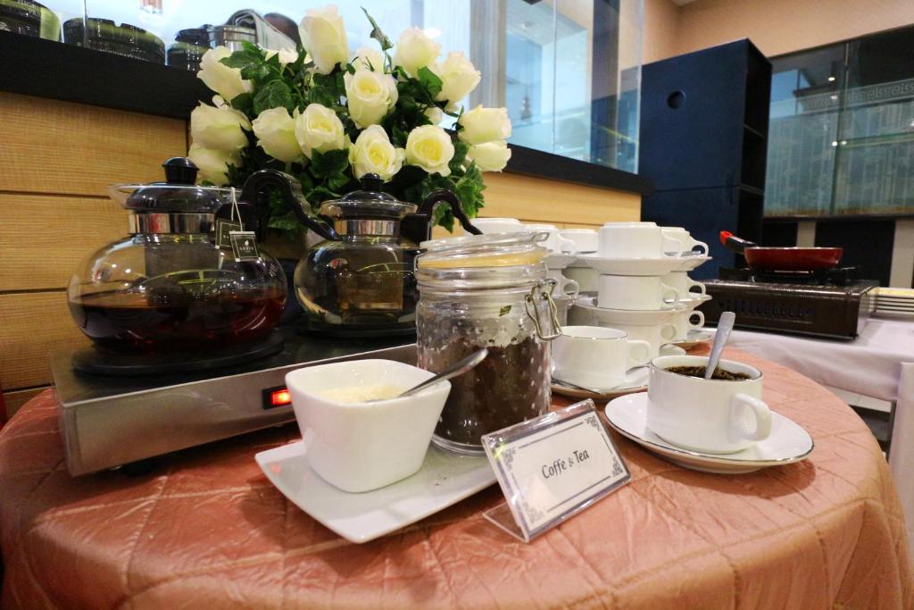 Příslušenství pro přípravu čaje a kávy v ubytování Coins Hotel Jakarta