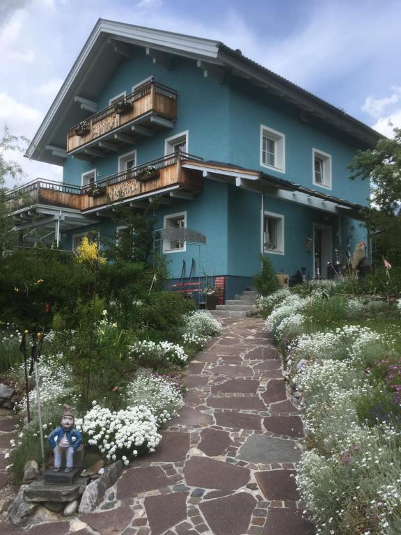 ein Haus mit einem Steinweg davor in der Unterkunft Atelierwohnung Jirana in Saalfelden am Steinernen Meer