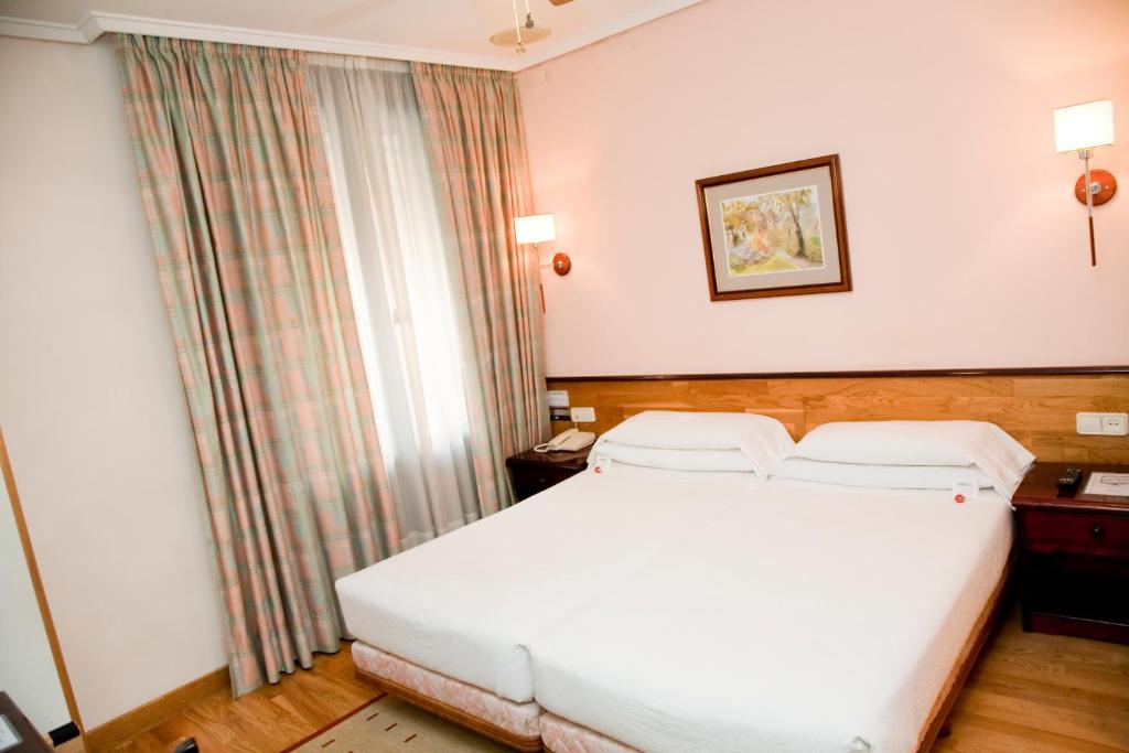 Postel nebo postele na pokoji v ubytování Hostal Navarra