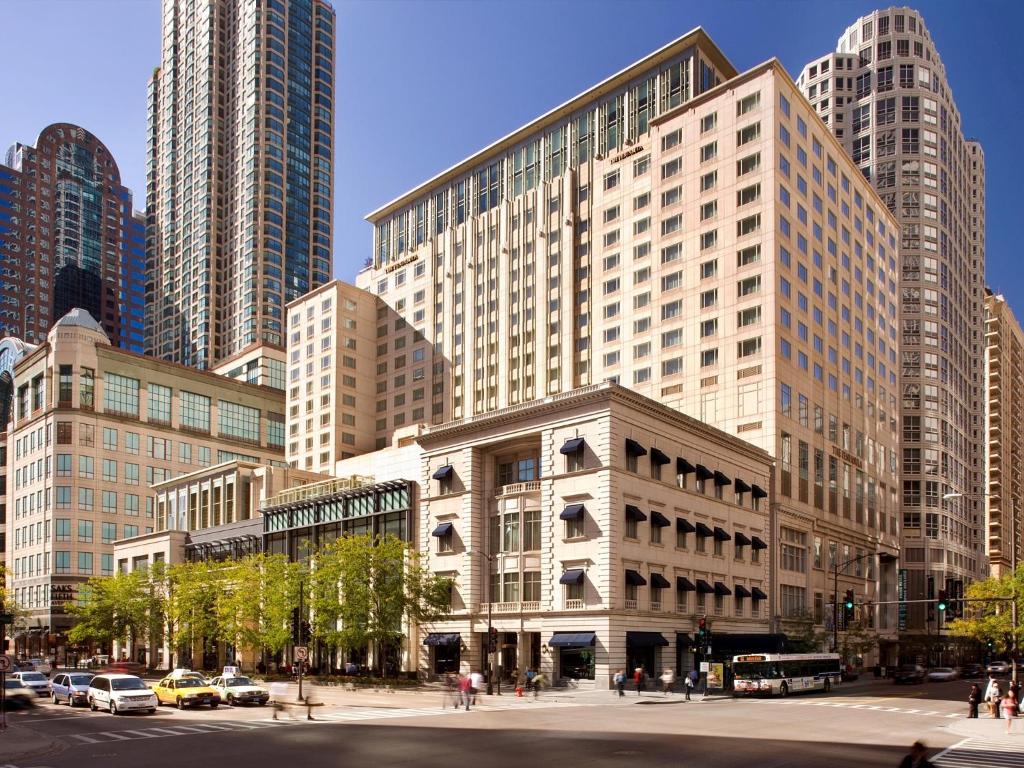 芝加哥的住宿－芝加哥半島酒店，城市中一群高大的建筑