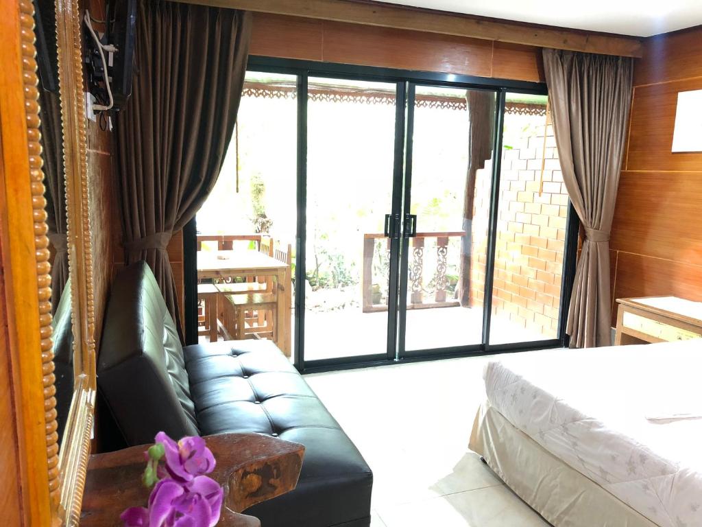 Postel nebo postele na pokoji v ubytování Ruan Mai San Ngam Resort - SHA Plus