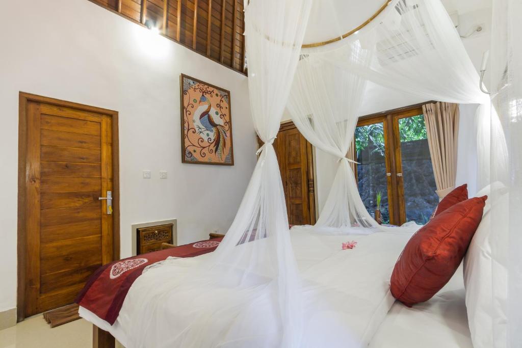 Postel nebo postele na pokoji v ubytování Jero Sebali Villa by Travellink Bali