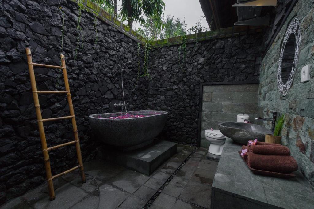 Koupelna v ubytování Jero Sebali Villa by Travellink Bali