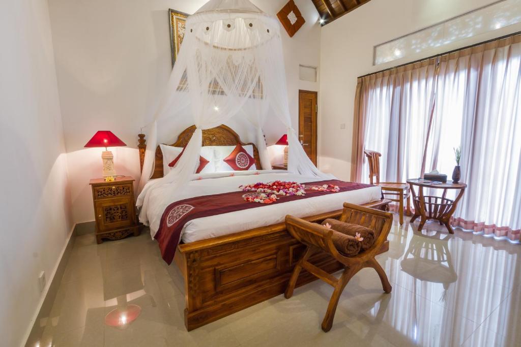 Postel nebo postele na pokoji v ubytování Jero Sebali Villa by Travellink Bali