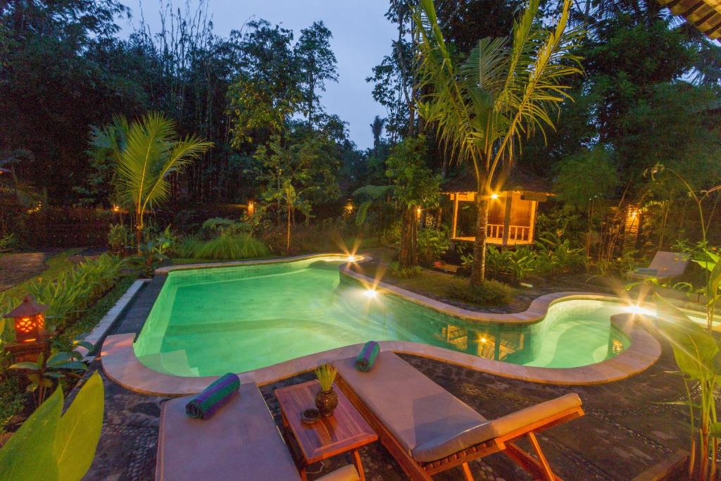Bazén v ubytování Jero Sebali Villa by Travellink Bali nebo v jeho okolí