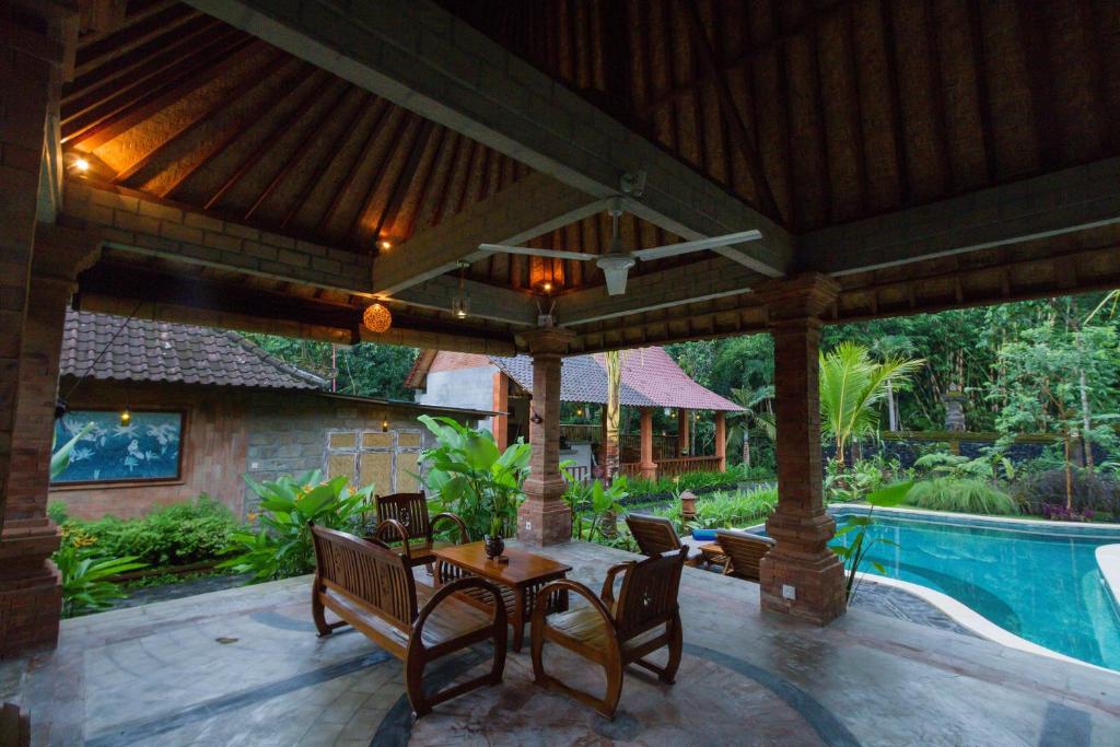 Bazén v ubytování Jero Sebali Villa by Travellink Bali nebo v jeho okolí