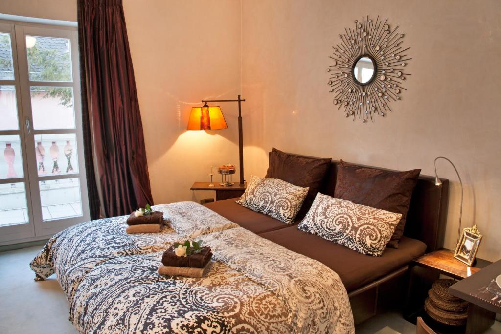 een slaapkamer met een bed met twee planten erop bij Lion Homestay Munich in München
