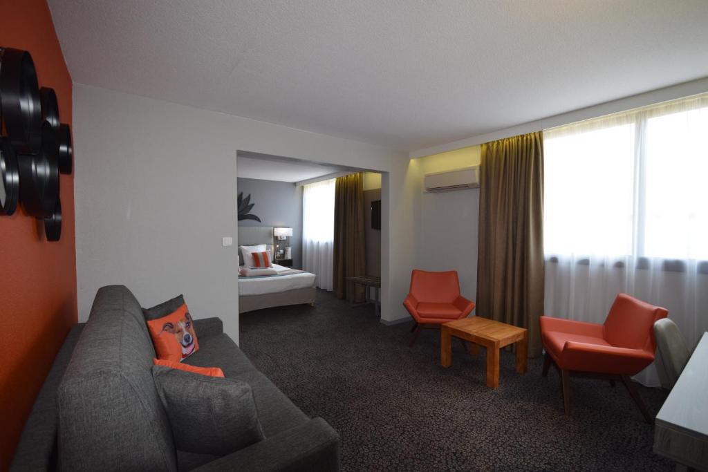 Kyriad Prestige - Bordeaux Aeroport - Quadruple Room With 1 Double Bed And 1 Sofa Bed
