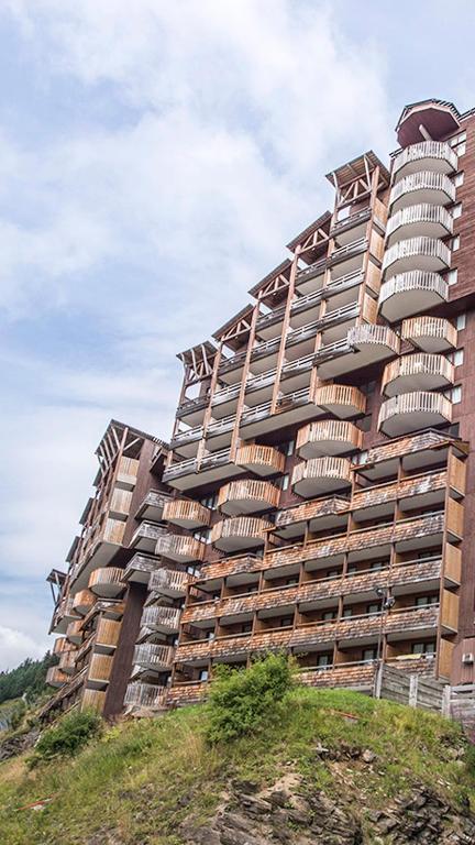 un grand immeuble avec balcon sur une colline dans l'établissement Residence Aster - maeva Home, à Avoriaz