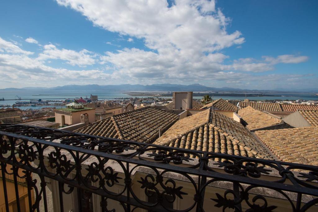 uma vista para a cidade a partir de uma varanda em Residenze al Castello Apartments em Cagliari