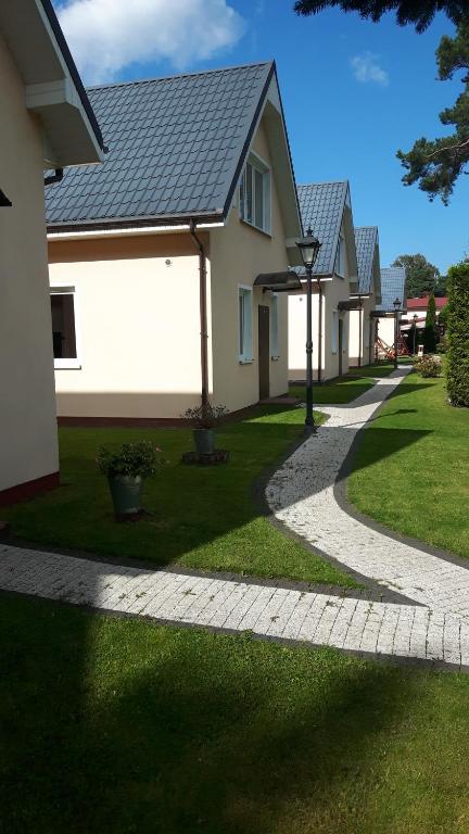 dom z ścieżką przed domem w obiekcie Liwia w mieście Niechorze