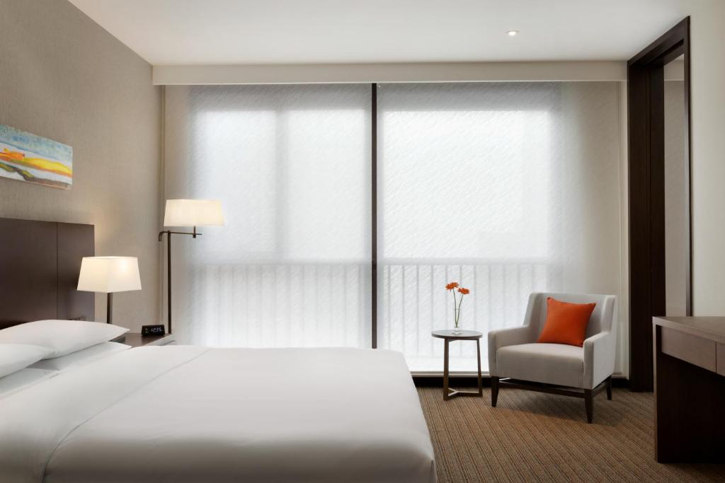 Postel nebo postele na pokoji v ubytování Hyatt Place Shanghai New Hongqiao