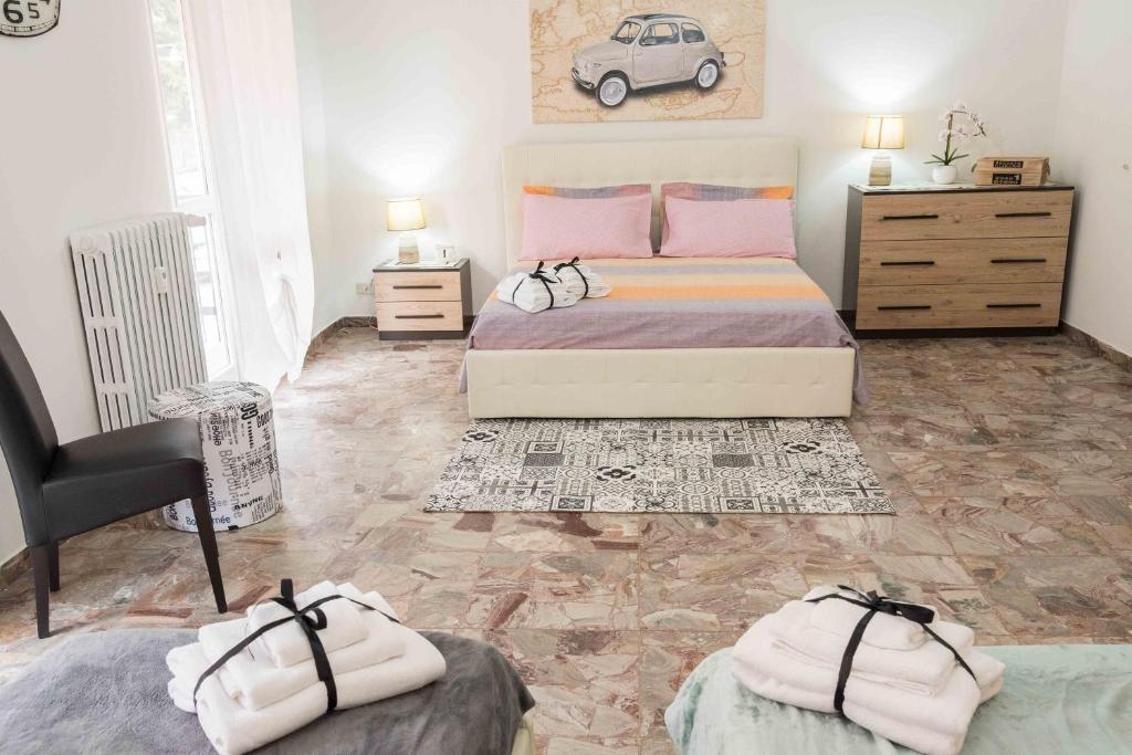 - une chambre avec un lit et une voiture sur le mur dans l'établissement Gabrielli Rooms & Apartments - FIERA, à Vérone