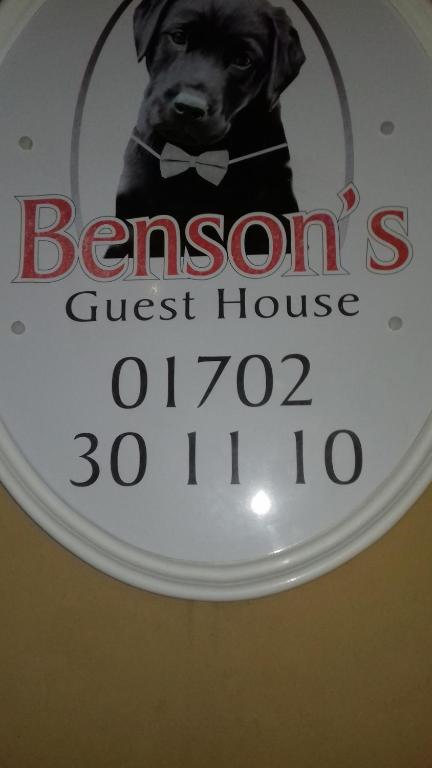 サウスエンド・オン・シーにあるBensons Guesthouseの犬を飼ったゲストハウスの看板