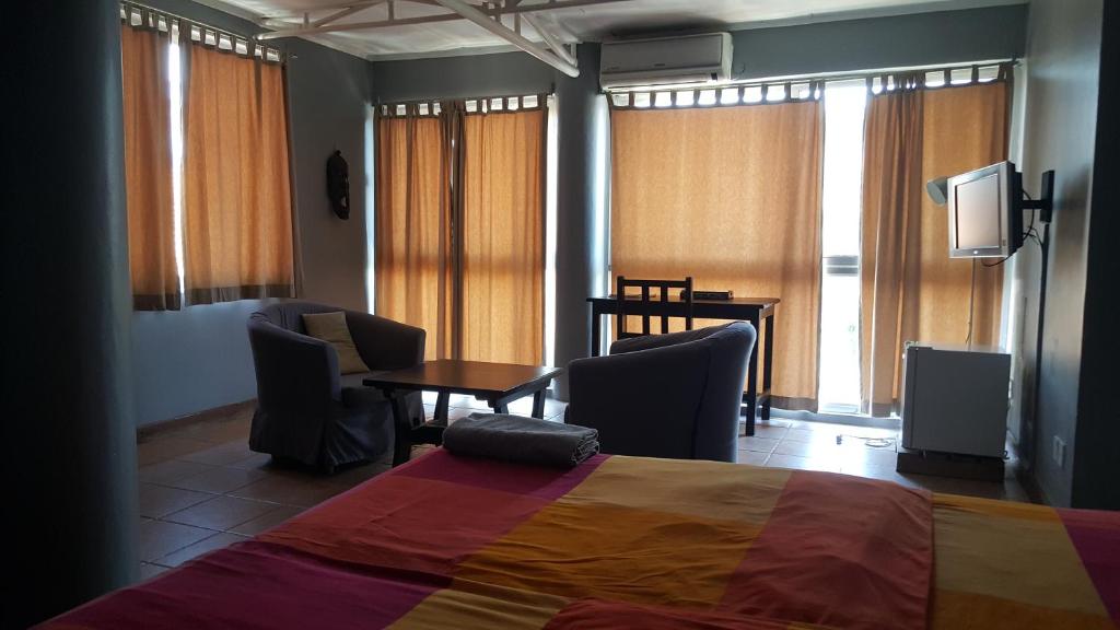 Q-Bar & Guesthouse - 