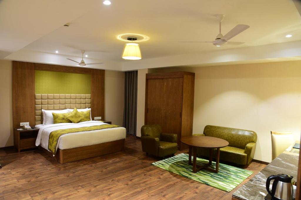 Postel nebo postele na pokoji v ubytování Lemon Tree Hotel Siliguri