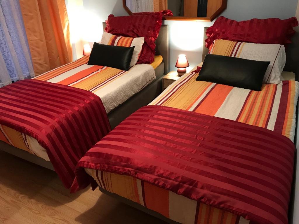 dwa łóżka siedzące obok siebie w pokoju w obiekcie Wagner Ferien Apartments w Essen