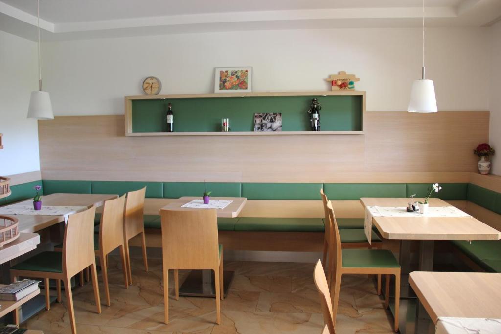 Restaurace v ubytování Zweytick Gästezimmer Weingut