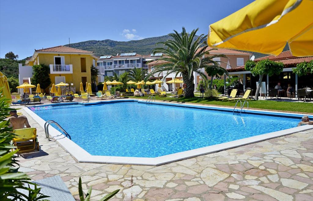 Bazén v ubytování Paspalis Hotel nebo v jeho okolí