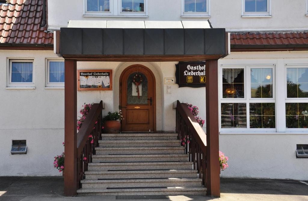 una escalera que conduce a un edificio con puerta en Gasthof Liederhalle en Aalen