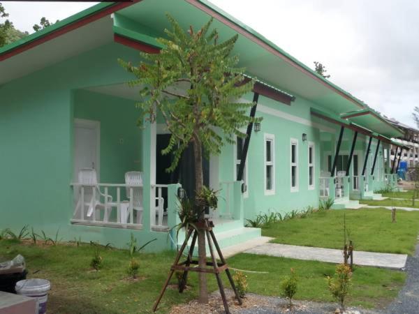 uma casa verde com uma árvore em frente em Lanta Triple Novel em Ko Lanta