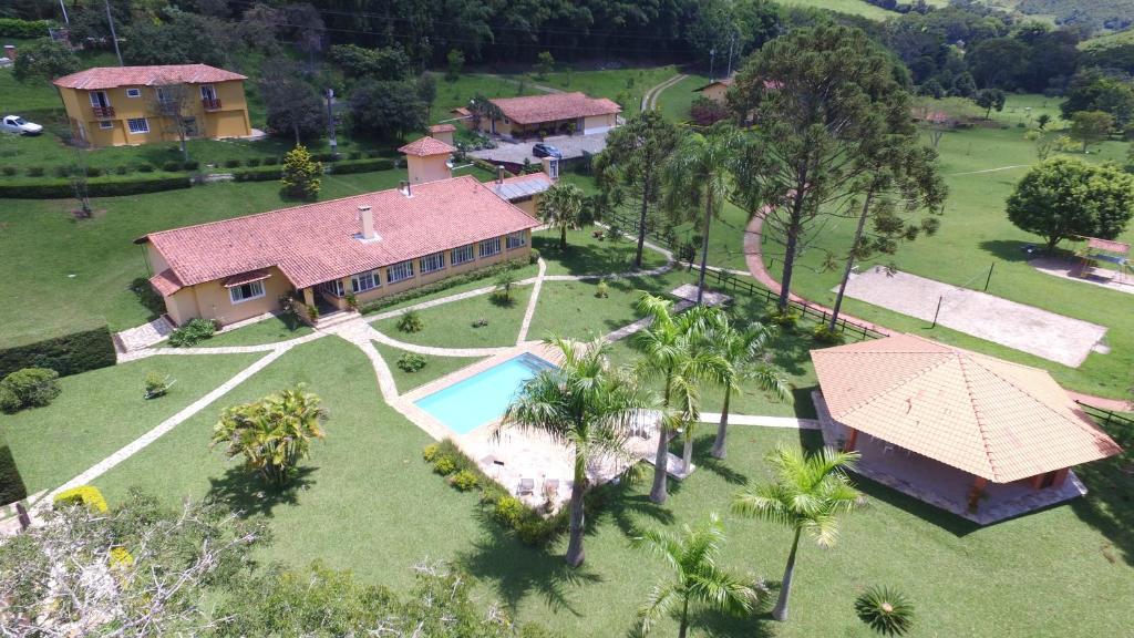 an aerial view of a house with a swimming pool at Pousada Ribeirão do Ouro in Itamonte