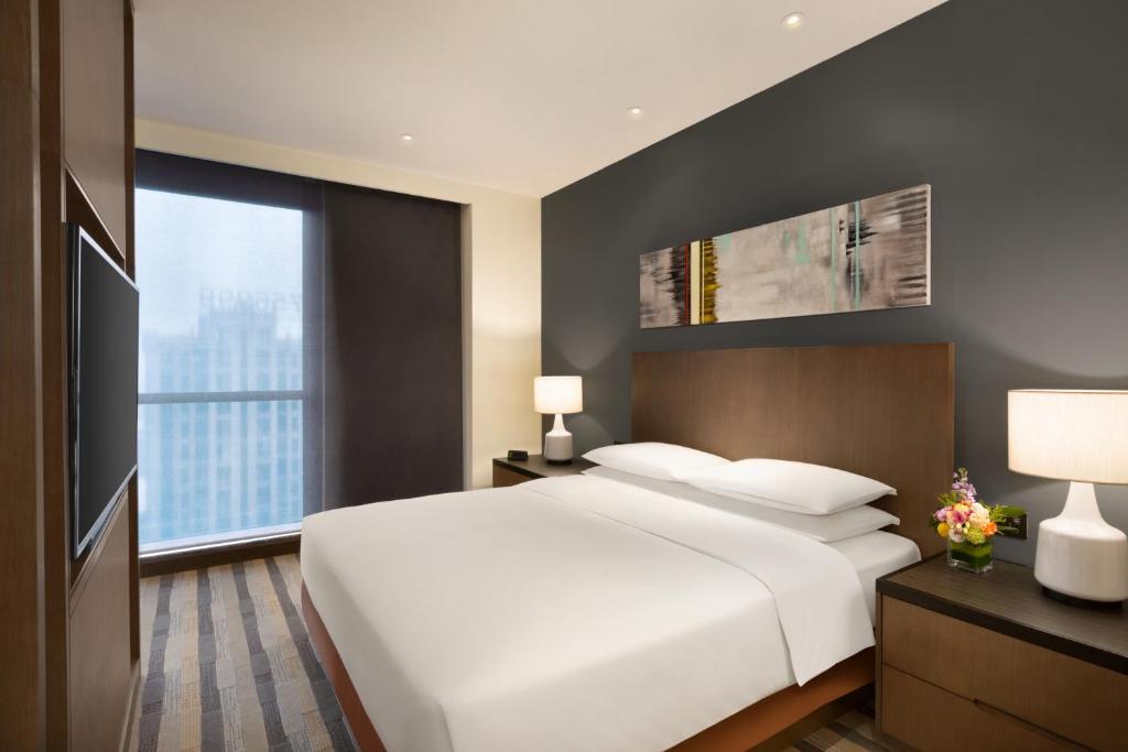 Postel nebo postele na pokoji v ubytování Hyatt House Shanghai New Hongqiao