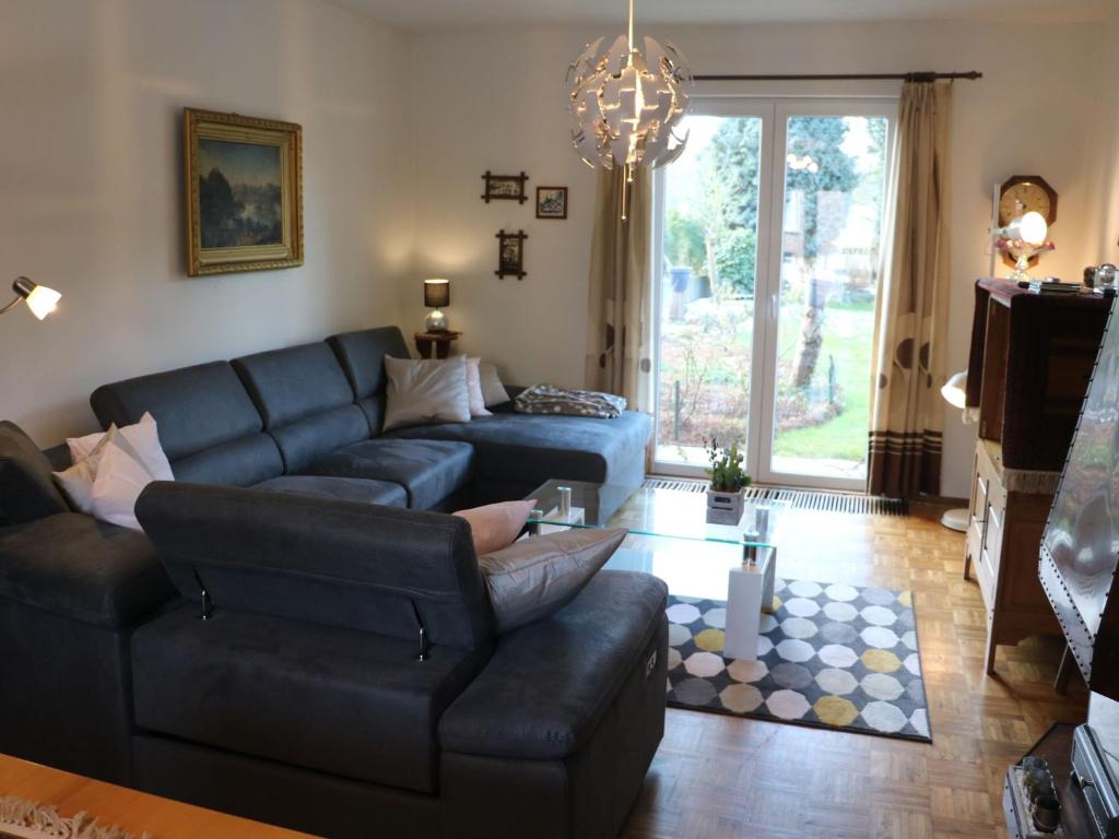- un salon avec un canapé et une table dans l'établissement Dreamy Holiday Home in Sweikhuizen, à Spaubeek