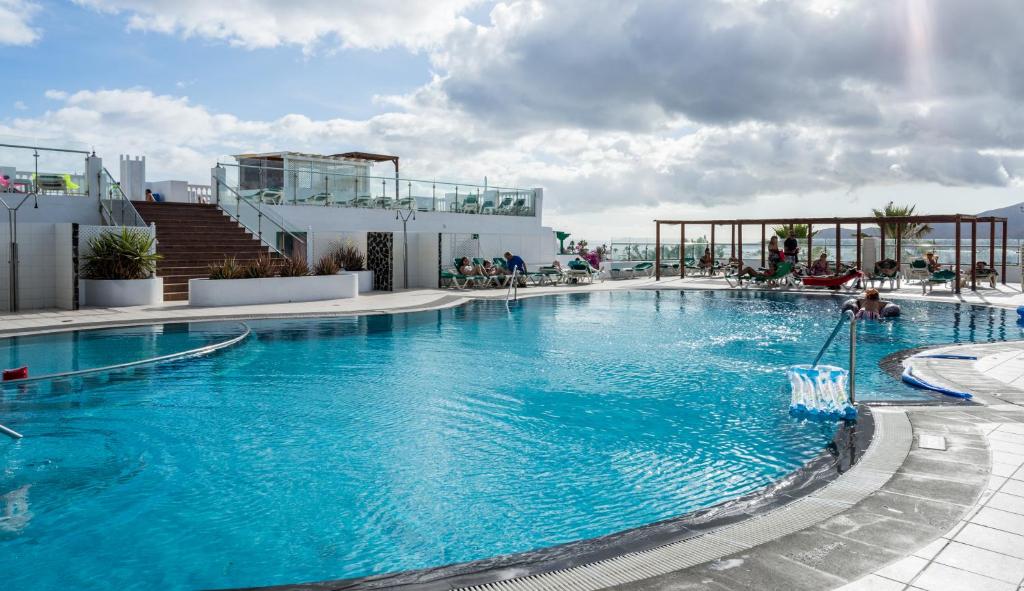 Bazén v ubytovaní Blue Sea Hotel Los Fiscos alebo v jeho blízkosti
