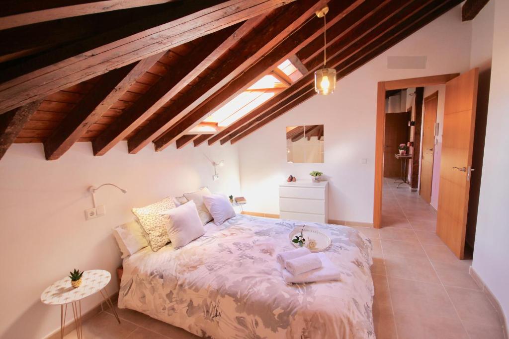 Posteľ alebo postele v izbe v ubytovaní carmen apartments