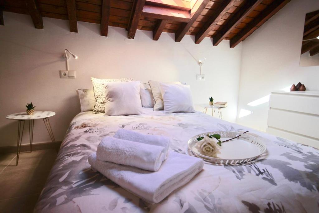 Posteľ alebo postele v izbe v ubytovaní carmen apartments