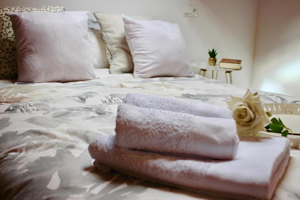Posteľ alebo postele v izbe v ubytovaní carmen apartments