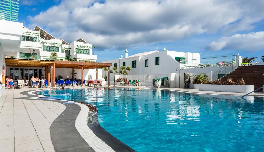 Bazén v ubytování BLUESEA Hotel Los Fiscos nebo v jeho okolí
