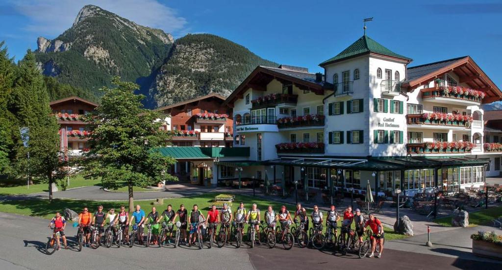 un grupo de personas en bicicleta delante de un edificio en Gasthof Bad Hochmoos, en Lofer