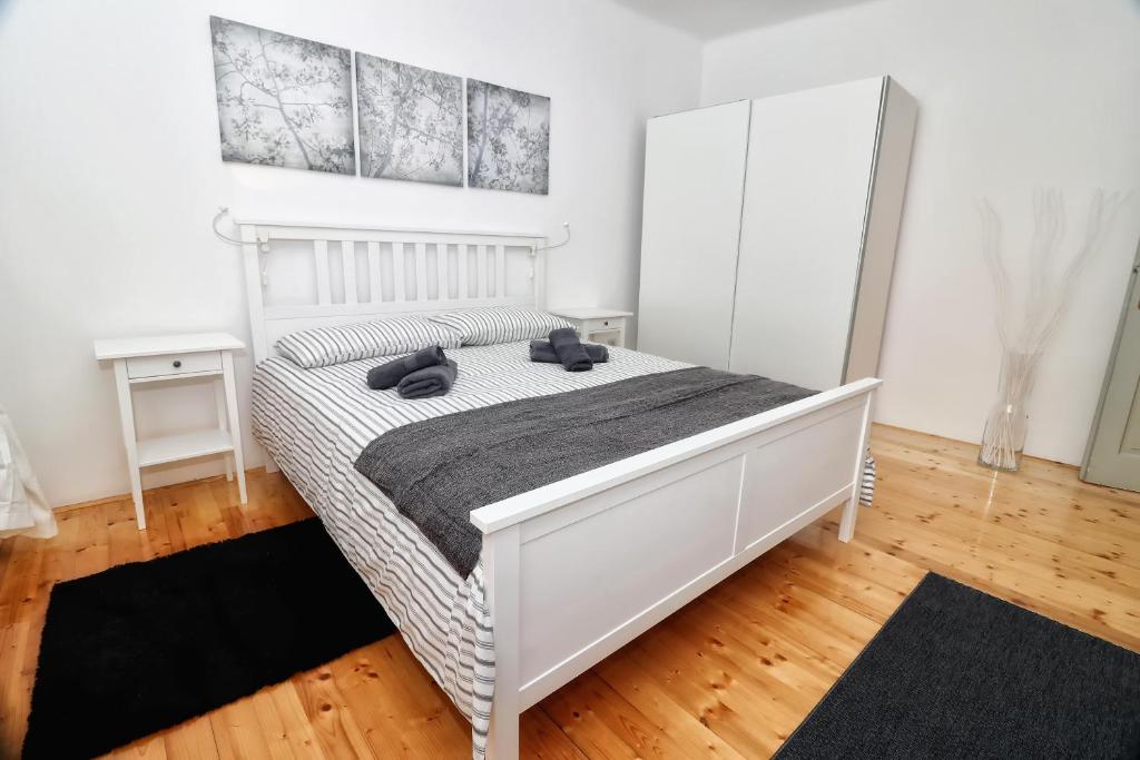 1 dormitorio con cama blanca y espejo en La Vela, en Rovinj
