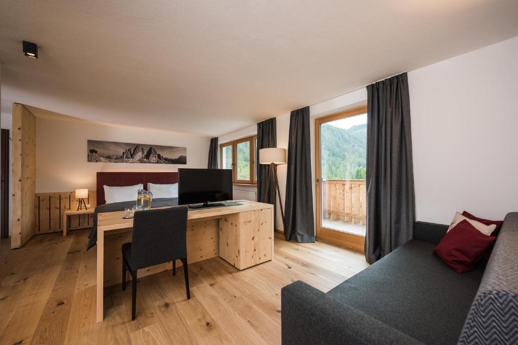 TV a/nebo společenská místnost v ubytování Hotel Dolomitenhof & Chalet Alte Post