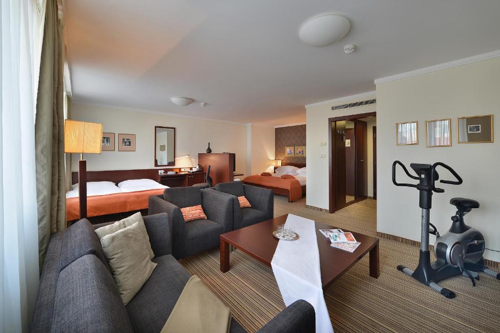 Posedenie v ubytovaní Apollo Hotel Bratislava