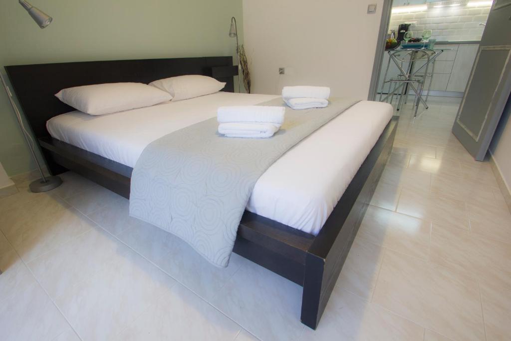 A bed or beds in a room at Amaradios