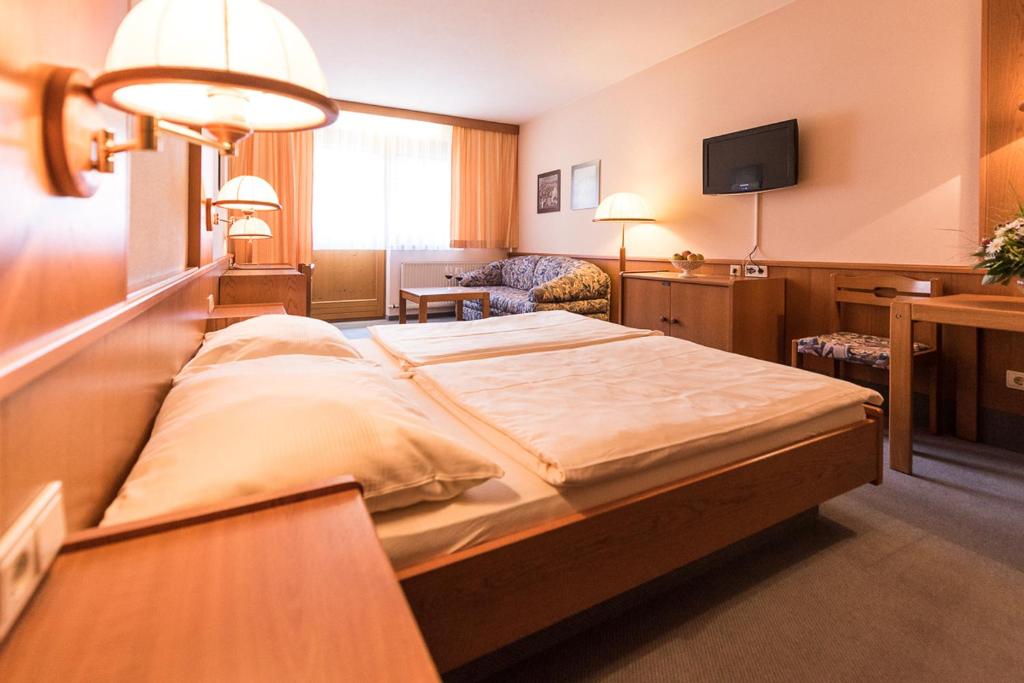 Postel nebo postele na pokoji v ubytování Gasthof zum Hirschen